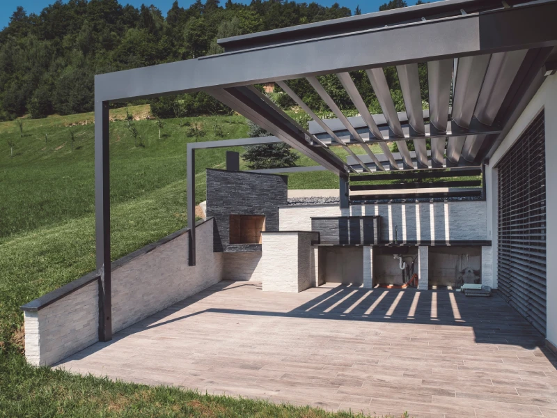 פרגולה חשמלית בוילה